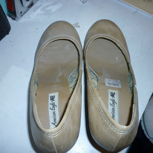 American Eagle 9 womens tan 2.5" heels gently worn
